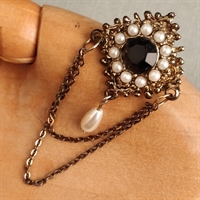 bijouteri broche perler  guldfarvet bordeux ældre vintage 